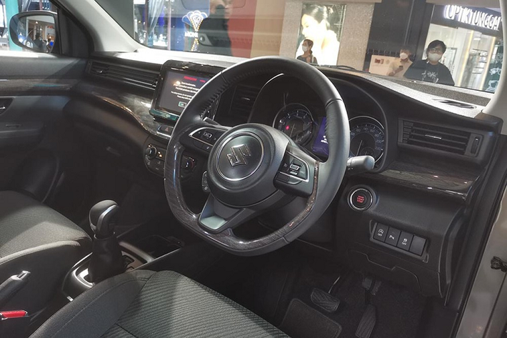 Bên trong Suzuki Ertiga Hybrid 2022 tại Indonesia là không gian nội thất không có gì khác biệt so với trước. Xe vẫn được trang bị ghế bọc nỉ, mặt táp-lô ốp gỗ, vô lăng vát đáy thể thao, tích hợp phím chức năng và màn hình đa thông tin nằm bên trong bảng đồng hồ. Thêm vào đó là màn hình thông tin giải trí dạng cảm ứng 8 inch và màn hình kỹ thuật số của hệ thống điều hòa.