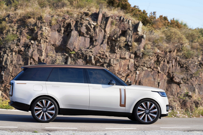 Mẫu xe Range Rover SV LWB P530 mới có giá tiêu chuẩn dự kiến từ 23.859.000.000* đồng cho phiên bản trục cơ sở kéo dài (LWB) tại thị trường Việt Nam và sẵn sàng nhận đơn đặt hàng từ khách hàng kể từ hôm nay.