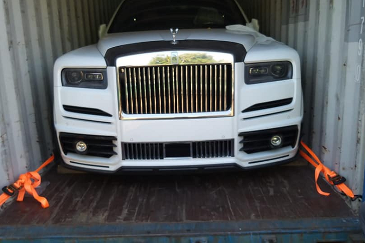 Vòng ra bên hông xe ta thấy Rolls-Royce Cullinan độ body kit Mansory đầu tiên về dải đất hình chữ S có thêm tấm ốp hốc gió bên hông xe, bộ la-zăng đa chấu kép với logo của Mansory thay vì chữ R kép quen thuộc của hãng xe Anh quốc này. Tấm ốp sườn mới bằng carbon hoặc sơn đen cũng là điểm nhấn trên xe Rolls-Royce Cullinan Mansory mới về nước.