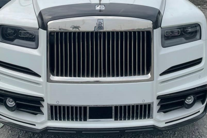 Hốc gió giữa của xe được tạo hình lại với các thanh dọc chia gió khá phù hợp với lưới tản nhiệt của xe, và cuối cùng là một cánh lướt gió mới tạo sự mới mẻ và hầm hố hơn cho xe SUV siêu sang Rolls-Royce Cullinan độ body kit Mansory.