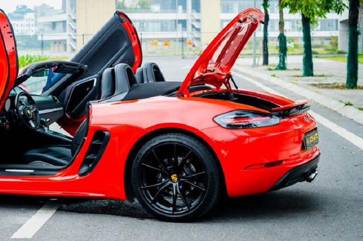 Ngoài màu sơn đỏ rất hiếu chiến ở ngoại thất, chiếc xe thể thao mui trần Porsche 718 Boxster đời 2019 độ cửa cắt kéo Lamborghini này còn có các chi tiết sơn đen tạo điểm nhấn, xe được trang bị bộ la-zăng 20 inch, 5 chấu kép sơn đen của phiên bản Porsche 911 Carrera S.