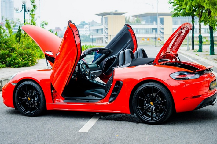 Cụ thể, chiếc xe thể thao mui trần Porsche 718 Boxster đời 2019 được chủ nhân cho lên một số đồ chơi để tạo sự ấn tượng về mặt ngoại hinh cũng như âm thanh như hệ thống ống xả độ hay cửa cắt kéo kiểu siêu xe Lamborghini.