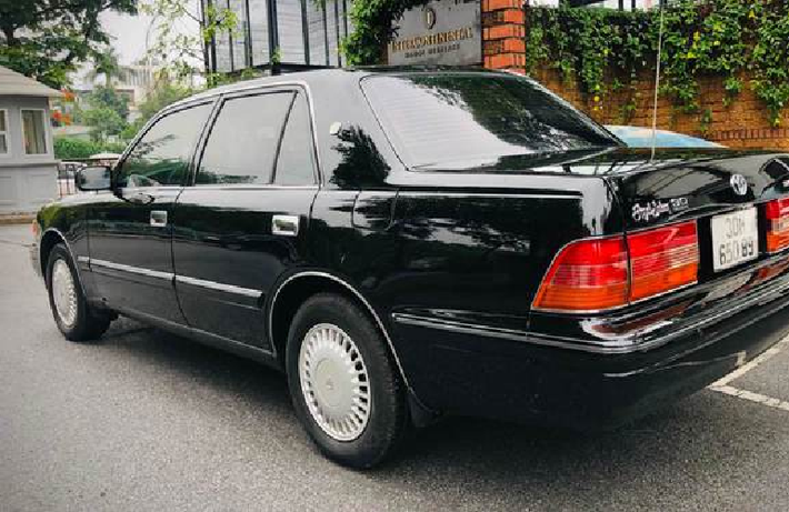 Tuy nhiên, Toyota Crown hạng sang đời cũ này sẽ phù hợp với những người đam mê, muốn sưu tầm xe cổ và mang tính huyền thoại.