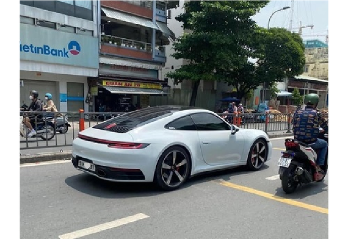 Không chỉ có vậy, cá nhân vi phạm còn bị tịch thu biển số không đúng quy định và tước quyền sử dụng Giấy phép lái xe từ 1 - 3 tháng. Trường hợp làm giả hoặc sử dụng biển số xe giả để thực hiện hành vi trái pháp luật thì nếu đủ dấu hiệu cấu thành tội phạm, người thực hiện hành vi còn có thể bị truy cứu trách nhiệm hình sự về Tội làm giả con dấu, tài liệu của cơ quan, tổ chức; tội sử dụng con dấu hoặc tài liệu giả của cơ quan, tổ chức.
