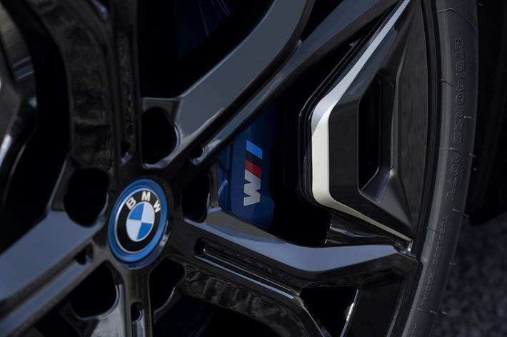 Về mặt trực quan, BMW iX M60 chỉ có một vài chi tiết giúp phân biệt với các phiên bản thông thường, bao gồm huy hiệu M60 ở đuôi xe, bộ mâm Aero hai tông màu 21 inch (tùy chọn mâm 22 inch), kẹp phanh M hiệu suất cao sơn màu xanh lam và gói ngoại thất BMW Individual Titanium Bronze.