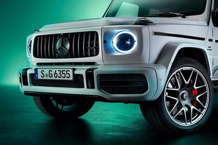 Nằm bên dưới nắp ca-pô của Mercedes-AMG G63 Edition 55 vẫn là khối động cơ xăng V8, tăng áp kép, dung tích 4.0L nguyên bản. Động cơ này tạo ra công suất tối đa 577 mã lực và mô-men xoắn cực đại 850 Nm. Sức mạnh được truyền tới cả 4 bánh thông qua hộp số tự động 9 cấp.