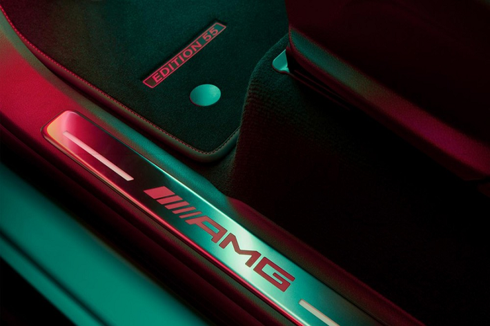 Ngoài ra, Mercedes-AMG G63 Edition 55 còn có 2 gói phụ kiện AMG Night Package I và II. Hai gói phụ kiện này bổ sung những chi tiết ngoại thất màu đen bóng cho xe như lưới tản nhiệt, vỏ đèn báo rẽ, vỏ đèn pha và vỏ đèn hậu. Bên cạnh đó là nắp bình nhiên liệu mạ crôm màu bạc, đi kèm logo AMG.