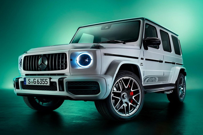Theo thương hiệu Đức, mẫu xe Mercedes-AMG G63 Edition 55 đặc biệt này trình làng nhằm kỷ niệm 55 năm ra đời của thương hiệu AMG. Edition 55 về cơ bản chỉ là gói phụ kiện dành cho Mercedes-AMG G63 và có giá 17.850 Euro (khoảng 449 triệu đồng) tại thị trường châu Âu. Như vậy, gói phụ kiện này có giá bằng một chiếc ôtô hạng A tại Việt Nam như Hyundai Grand i10 hay VinFast Fadil.