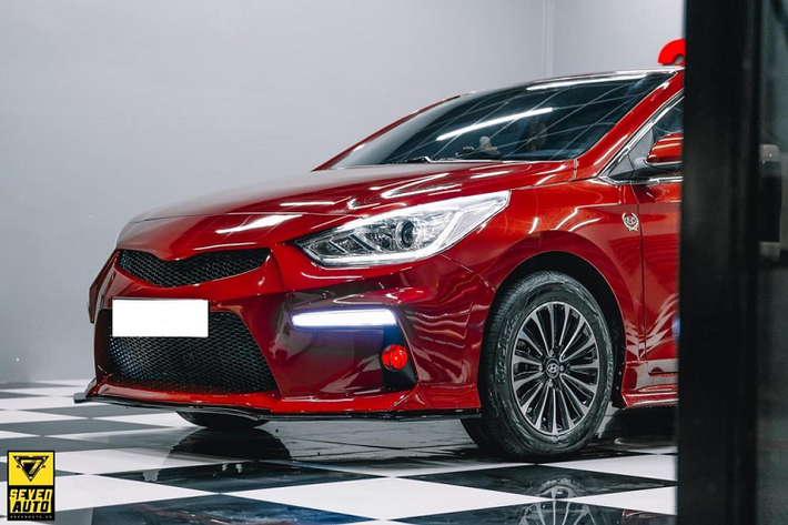 Bộ body kit này do thợ Tây Ninh thực hiện bao gồm mặt ca-lăng của xe được chia thành 2 phần riêng biệt kết hợp với đó là những nét cắt rất táo bạo, chiếc xe Hyundai Accent này được những người thợ tích hợp thêm cánh lướt gió phía trước sơn màu đen, tương phản màu đỏ của ngoại thất xe.