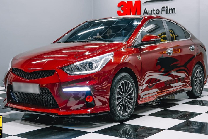 Ngoài những sản phẩm độ body kit đến từ các xưởng ở Indonesia, Thái Lan, Trung Quốc, những năm gần đây, các thợ Việt còn mạnh dạn tạo ra những bộ body cho các mẫu xe "quốc dân" trong nước và có chiếc còn được độ wide body rất cá tính - chiếc Hyundai Accent đời cũ trong bài viết này là một ví dụ.