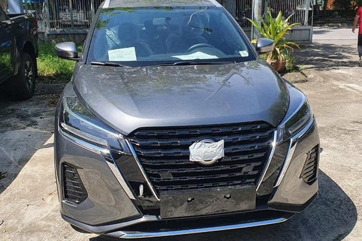 Vào tháng 6 đầu năm nay, những hình ảnh về 2 chiếc xe Nissan Kicks 2022 mới xuất hiện tại trạm đăng kiểm khí thải ở Hà Nội đã thu hút sự quan tâm của nhiều người. Cư dân mạng tin rằng ngày ra mắt của đối thủ Kia Seltos và Hyundai Creta sẽ không còn xa.