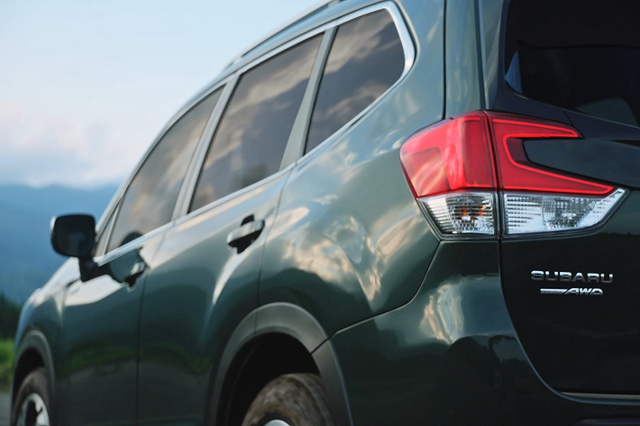 Tất cả phiên bản Subaru Forester 2022 tại Châu Âu đều trang bị hệ thống dẫn động bốn bánh đối xứng toàn thời gian, đi kèm với động cơ lai e-Boxer mới. Động cơ hybrid này kết hợp động cơ xăng 2.0L 4 xi lanh cho công suất tối đa 147 mã lực và động cơ điện 16,5 mã lực kết hợp với bộ pin 13,5 kW.