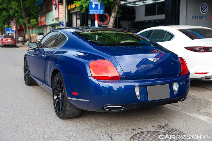Số lượng Bentley Continental GT Speed tại Việt Nam tính đến thời điểm hiện tại khá nhiều nhưng số lượng lớn lại là màu trắng hoặc bạc. Chiếc xe trong bài sở hữu một màu xanh vô cùng hiếm gặp trong nước.
