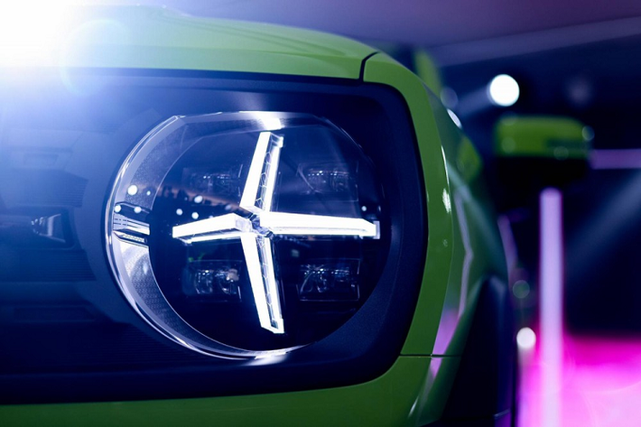Tương tự phiên bản concept X-Dog, Haval Cool Dog 2022 cũng gây ấn tượng nhờ thiết kế ngoại thất mang phong cách giống Ford Bronco mới, nhất là khu vực đầu xe. Tại đây, mẫu xe này được trang bị lưới tản nhiệt hình chữ nhật khá rộng, nằm giữa 2 đèn pha LED tròn trịa. Đặc biệt, xe còn có dải đèn LED định vị ban ngày hình dấu cộng, chia đèn pha thành 4 khoang. Tiếp đến là cản trước tạo cảm giác cứng cáp và hầm hố, đi kèm tấm ốp gầm giả màu bạc.