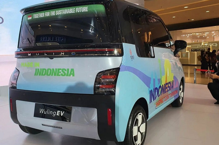 Thông tin về hệ truyền động của Wuling EV ở Indonesia cũng được giữ kín. Ở Trung Quốc, mẫu xe này được trang bị mô-tơ điện mạnh 40 mã lực, truyền động đến cầu trước. Mô-tơ điện kết hợp với cụm pin lithium-sắt-photphat (LiFePO4), hứa hẹn giúp xe chạy được 305 km sau khi sạc đầy pin.