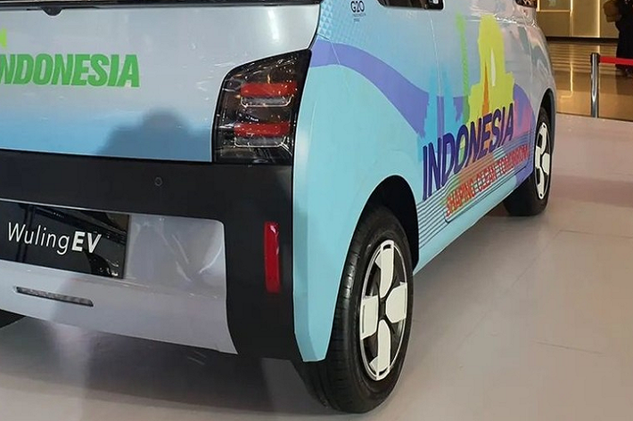 Tương tự đầu xe, đằng sau Wuling EV cũng xuất hiện dải đèn nằm vắt ngang đuôi xe, ngay phía trên tem chữ nổi Wuling. Đèn hậu hình chữ nhật của xe được đặt nằm dọc bên dưới. Thêm vào đó là cản sau phối 2 màu và tích hợp đèn phản quang. Hiện thương hiệu Wuling chưa công bố hình ảnh nội thất của EV ở thị trường Indonesia. Trong khi đó, hình ảnh chụp trên đường thử tại Trung Quốc cho thấy xe được trang bị vô lăng 2 chấu và màn hình kỹ thuật số phía sau.