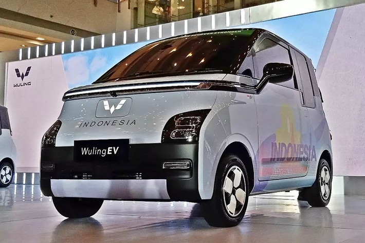 Trong thời gian qua, mẫu ôtô điện giá rẻ Wuling Air ev 2022 mới đã liên tục lộ diện tại Trung Quốc. Ấy thế nhưng, thương hiệu Wuling thuộc liên doanh SAIC-GM-Wuling lại không giới thiệu mẫu xe này ở thị trường quê nhà đầu tiên. Thay vào đó, thị trường đầu tiên trên thế giới đón nhận Wuling Air ev lại là Indonesia.