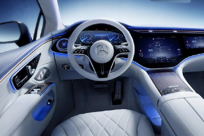 Về ngoại hình, Mercedes-Maybach EQS chạy điện phiên bản thương mại có thiết kế tương đối giống với bản concept được giới thiệu năm ngoái tại Munich Auto Show 2021. Ở phía trước, Maybach EQS có cụm lưới tản nhiệt “đậm chất Maybach” với các thanh chrome đặt dọc mặt ca lăng, phân biệt với Mercedes-Benz EQS .