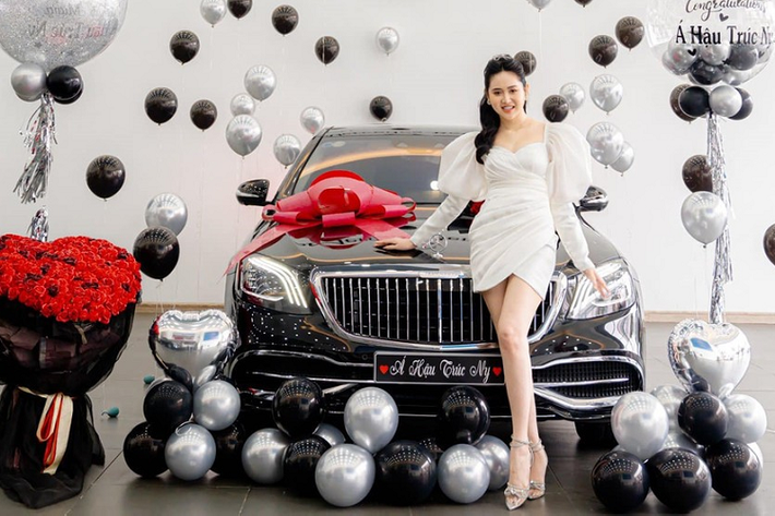 Mercedes-Maybach S450 4Matic siêu sang hiện đã dừng sản xuất để nhường dây chuyền lắp ráp cho các phiên bản thế hệ mới của xe Mercedes-Maybach S-Class, chính vì thế, việc mua một chiếc Mercedes-Maybach S450 4Matic mới tinh tại dải đất hình chữ S rất khó và có lẽ vì điều đó mà Á hậu này đã chọn mua xe đã qua sử dụng.
