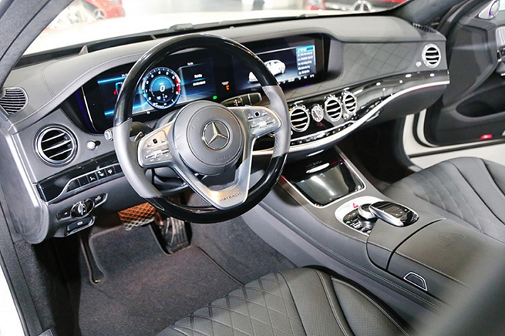 Xe siêu sang Mercedes-Maybach S450 4Matic của Trúc Ny sử dụng động cơ xăng V6 dung tích 3 lít với khả năng sản sinh ra công suất 367 mã lực, mô men xoắn cực đại 500 Nm. Xe có hộp số tự động 9G Tronic 9 cấp và hệ dẫn động 2 cầu 4Matic hiện đại.
