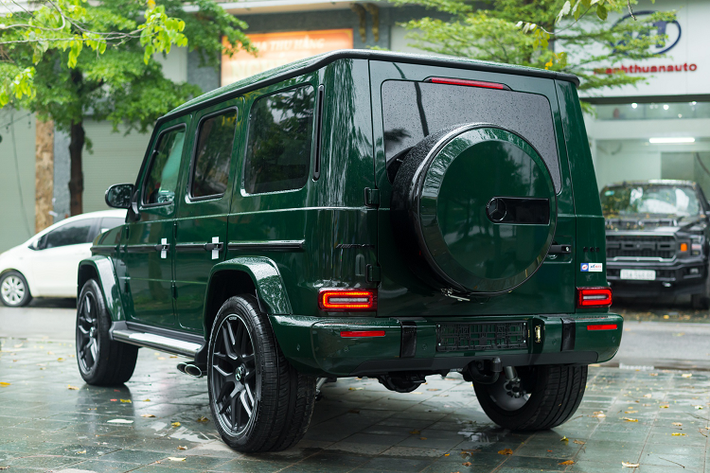 Mercedes-AMG G63 hạng sang sử dụng động cơ V8, 4 lít tăng áp kép, sản sinh 577 mã lực và mô-men xoắn 850 Nm. Kết hợp hộp số tự động 9 cấp. G 63 có thể tăng tốc 0-100 km/h trong 4,5 giây và tốc độ tối đa lên tới 210 km/h.