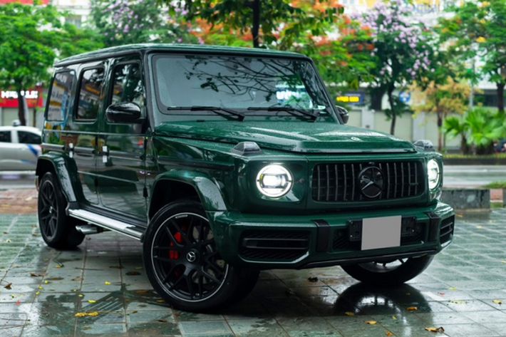 Chiếc Mercedes-AMG G63 màu sơn Deep Green do một đại lý kinh doanh xe sang tại Hà Nội đưa về. Tại Việt Nam, số lượng xe G 63 đang ngày một phổ biến, nên những chiếc xe sở hữu màu sơn hoặc các trang bị đặc biệt bắt đầu được người tiêu dùng trong nước săn đón.
