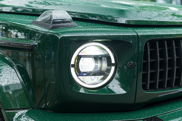 Deep Green cho Mercedes-AMG G63 là tuỳ chọn màu sắc do bộ phận cá nhân hoá G manufaktur phát triển và có giá 6.500 USD (khoảng 150 triệu đồng). Đặc biệt hơn, theo chia sẻ của đơn vị nhập khẩu, khá ít những chiếc G63 trên thế giới sở hữu màu sơn ngoại thất này. Để tạo tương phản, ngoại thất còn có gói tuỳ chọn AMG Night Package với nhiều chi tiết được sơn màu đen như logo, lưới tản nhiệt, dòng chữ sau đuôi xe,…