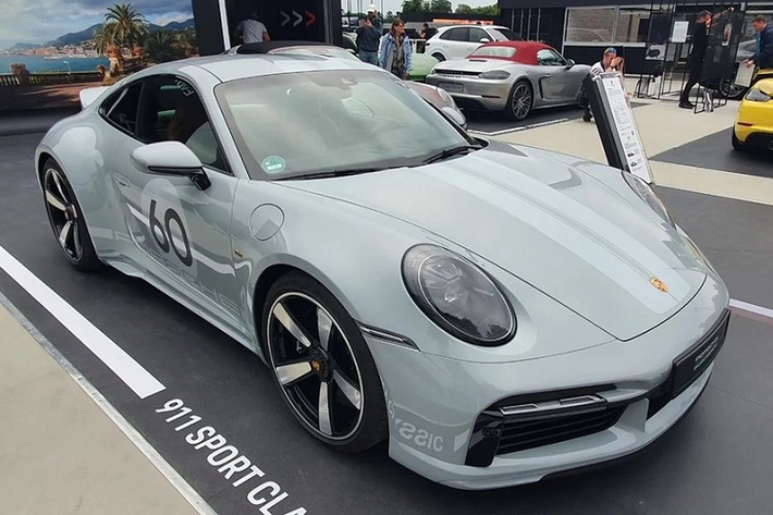 Dòng xe Porsche 911 Sport Classic thể thao lần đầu xuất hiện vào năm 2010, được phát triển đựa trên Porsche 911 997. Chỉ có 250 chiếc xe Porsche 911 997 Sport Classic được sản xuất nhưng chưa đầy 2 ngày ra mắt lần đầu tại triển lãm Frankfurt Auto 2009, tất cả đã tìm thấy người mua.