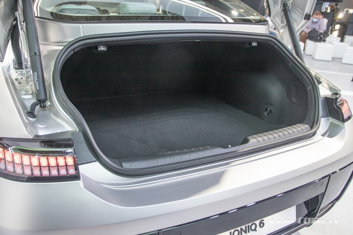 Tại thị trường Hàn Quốc, giá xe Hyundai Ioniq 6 2023 sẽ có mức bán ra dao động trong khoảng từ 55 - 65 triệu Won (tương đương 984 triệu đến 1,16 tỷ đồng), chưa bao gồm các khoản thuế.