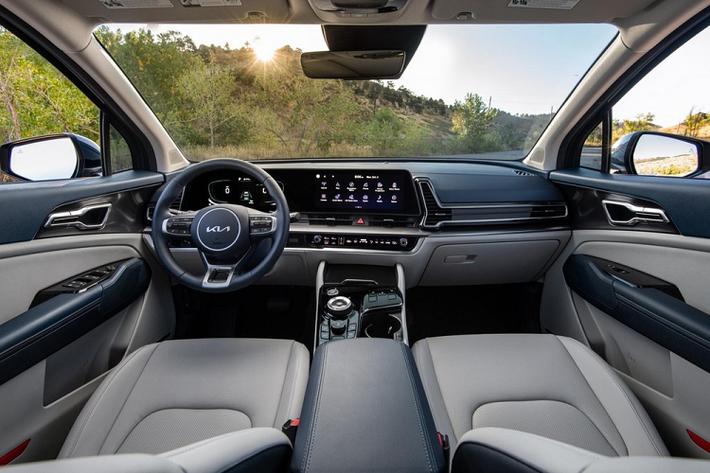 Theo công bố của THACO, Kia Sportage 2022 tại Việt Nam sẽ được trang bị hệ truyền động hybrid tiết kiệm xăng. Hệ truyền động này bao gồm máy xăng Smartstream 4 xi-lanh, tăng áp, dung tích 1.6L, mô-tơ điện 59 mã lực, cụm pin lithium-ion polymer 1,49 kWh và hộp số tự động 6 cấp. Nhờ đó, xe sở hữu công suất tổng cộng 230 mã lực và mô-men xoắn cực đại 349 Nm.