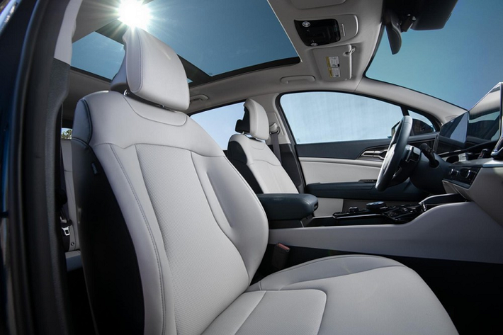 Với sức mạnh kể trên, Kia Sportage 2022 vượt trội đáng kể so với các đối thủ cùng phân khúc như Honda CR-V, Mazda CX-5 hay Hyundai Tucson. Không chỉ mạnh mẽ, mẫu SUV cỡ C này còn tiết kiệm xăng với mức tiêu thụ trung bình chỉ 5,9 lít/100 km.