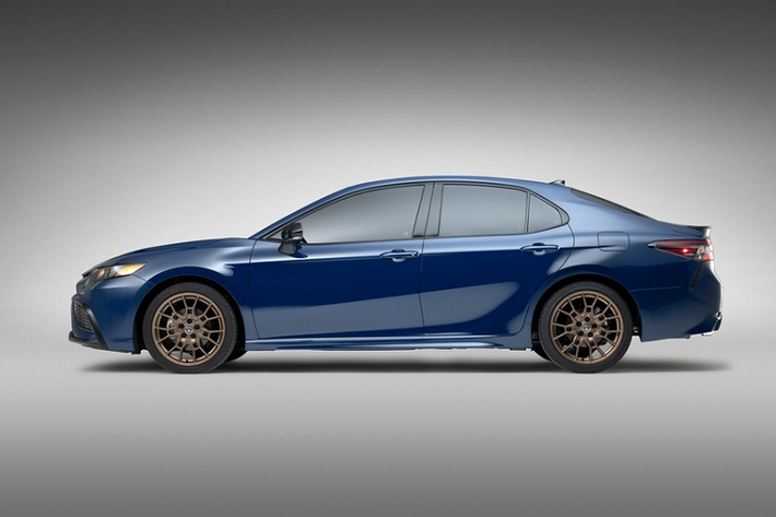 Những chiếc Toyota Camry bản Nightshade 2023 sẽ đi kèm với 3 tùy chọn sơn ngoại thất độc quyền là xanh dương Reservoir Blue, đen Midnight Black và trắng mới.