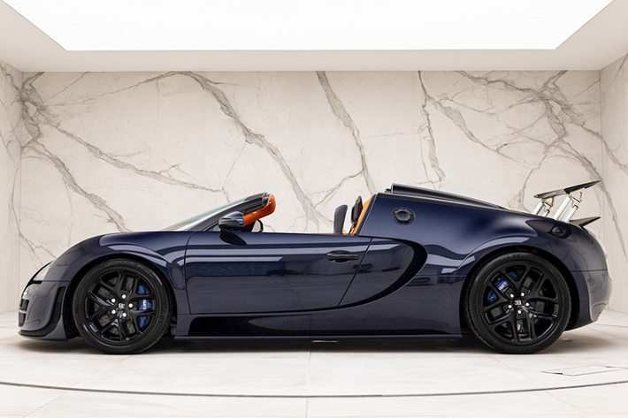 Di chuyển vào bên trong, chiếc Bugatti Veyron Grand Sport Vitesse này có khoang cabin 2 tông màu, gồm màu da cam và đen sáng, kết hợp với nhiều chi tiết ốp sợi carbon tối màu độc đáo giúp tăng tính thẩm mỹ cho xe.