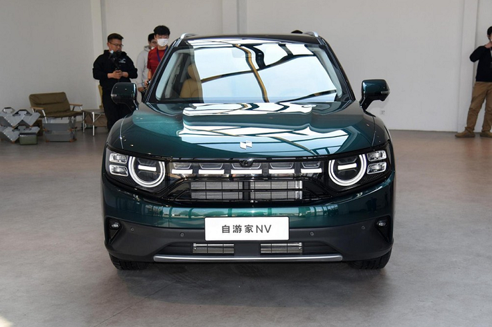 Như thông tin đã đưa, Niutron NV 2022 chạy điện được định vị trong phân khúc SUV cỡ trung. Xe sở hữu chiều dài 4.915 mm, chiều rộng 1.950 mm, chiều cao 1.750 mm cũng như chiều dài cơ sở 2.900 mm. Như vậy, mẫu ôtô Trung Quốc này có chiều dài cơ sở ngang ngửa VinFast VF8.