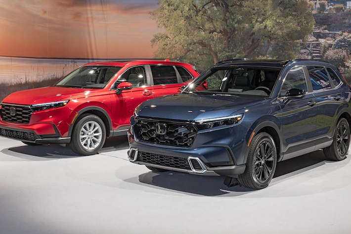 Hệ truyền động PHEV của Honda CR-V 2023 gồm có máy xăng 2.0L, tạo ra công suất tối đa 110 kW (khoảng 147 mã lực). Động cơ kết hợp cùng hộp số CVT, cụm pin Lithium Ternary và mô-tơ điện mạnh 67,5 kW (90 mã lực). Tổng cộng, Honda CR-V PHEV 2023 có công suất 135 kW (181 mã lực) và lượng xăng tiêu thụ thấp nhất là 1,6 lít/100 km.