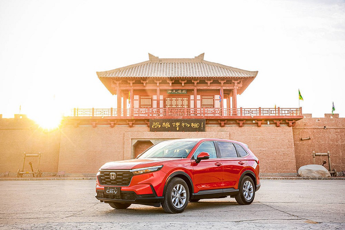 Khi mua Honda CR-V 2023, khách hàng Trung Quốc có thể chọn 1 trong 2 loại động cơ. Thứ nhất là động cơ xăng 4 xi-lanh, tăng áp, dung tích 1.5L, sản sinh công suất tối đa 193 mã lực và mô-men xoắn cực đại 243 Nm quen thuộc. Động cơ này kết hợp với hộp số biến thiên vô cấp CVT, hệ dẫn động cầu trước hoặc 4 bánh.