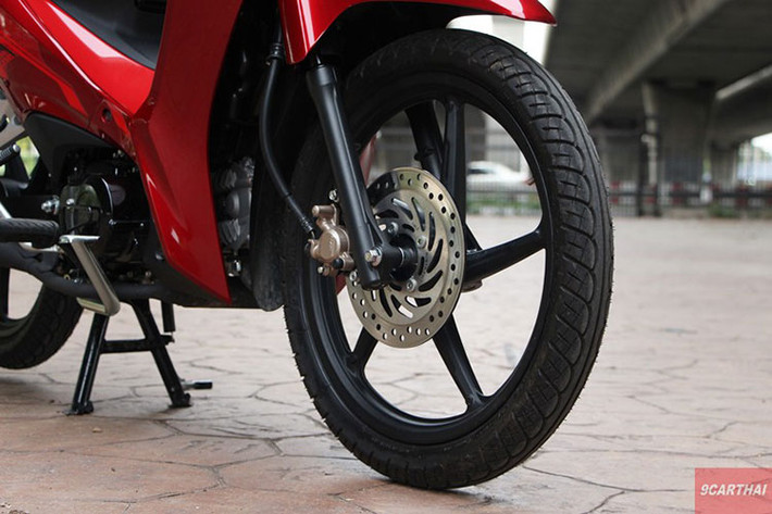 Các trang bị tiêu chuẩn khác trên xe có thể kể đến cặp phuộc trước ống lồng và giảm lò xo đôi sau, đi kèm là vành nan hoặc vành đúc 17 inch, tuỳ vào phiên bản mà xe sẽ được trang bị phanh tang trống hoặc phanh đĩa.