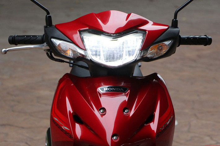 Trên phiên bản mới này, xe máy số Honda Wave 110i 2022 có nâng cấp rất đáng chú ý chính là trang bị sẵn đèn pha dạng LED. Việc trang bị đèn pha LED giúp khả năng chiếu sáng của xe tốt hơn, đồng thời mang đến vẻ hiện đại cho mẫu xe số phổ thông này.