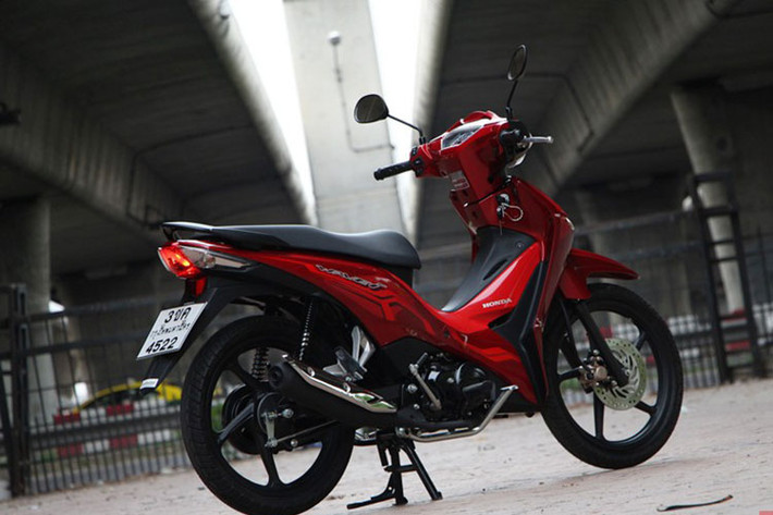 Theo đó, Honda Wave 110i 2022 tại Thái Lan sẽ được bán ra thị trường với 4 phiên bản chính gồm Wave 110i vành nan không đề, bản phanh đĩa không đề, bản phanh đĩa có đề, và cao cấp nhất là vành đúc phanh đĩa.