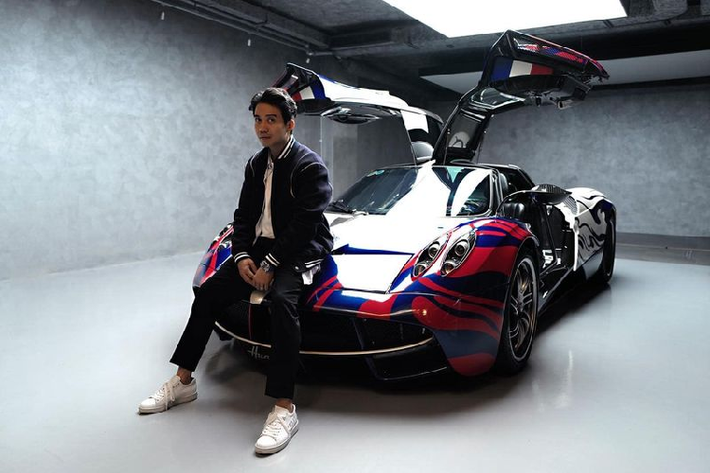 Pagani Huayra được ra mắt thế giới vào năm 2013 với số lượng sản xuất vô cùng hạn chế, chỉ 100 chiếc toàn thế giới. Siêu phẩm này được đồn đoán có giá lên tới 78 tỷ đồng khi về Việt Nam và hiện đang là hypercar đắt đỏ nhất của nước ta.