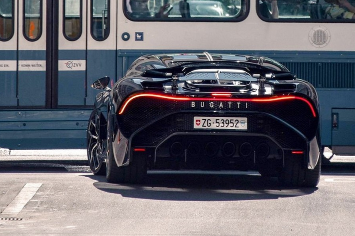Chủ nhân của siêu xe Bugatti La Voiture Noire được giấu kín dù truyền thông quốc tế từng đưa ra tin đồn cầu thủ Cristiano Ronaldo hay Hoàng tử Ả-Rập có tên Badr bin Saud sở hữu