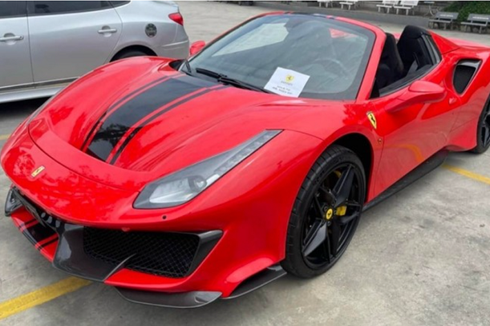 Đến chiều tối cùng ngày, hình ảnh về chiếc siêu xe mui trần Ferrari 488 Pista Spider thứ 3 cập bến tại dải đất hình chữ S lại được chia sẻ thêm và qua đó cho thấy, xe đã được mang ra bên ngoài container, dường như đang làm các thủ tục thông quan để chuẩn bị về với chủ xe.