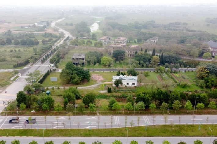 Dự án Khu chức năng đô thị Thung lũng Hoa Hồng - Rose Valley (tên cũ là khu biệt thự và nhà nghỉ Nam Sơn) nằm trên địa bàn xã Tiền Phong, huyện Mê Linh và xã Nam Hồng, huyện Đông Anh (Hà Nội) do Công ty cổ phần Vĩnh Sơn làm chủ đầu tư. Thung lũng Hoa Hồng - Rose Valley nằm trong danh sách những dự án đã được giao đất chậm triển khai, vi phạm Luật Đất đai cần tiếp tục theo dõi, giám sát theo báo cáo HĐND TP Hà Nội công bố tháng 7/2021.