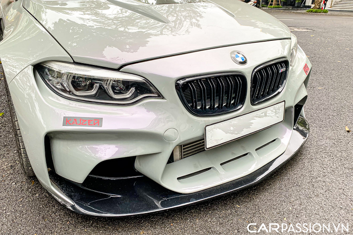 Chiếc xe được nâng cấp với gói độ DawrinPro này là chiếc BMW M2 F87 đầu tiên tại Việt Nam và mang lớp sơn màu xanh Long Beach Blue đắt giá. Ngoài ra, các Bimmer tại nước ta còn sở hữu 2 chiếc M2 F87 khác hiện đang “định cư” tại Hà Nội và Bình Dương, mang hai lớp sơn ngoại thất lần lượt là xám Mineral Grey và đen Black Sapphire.