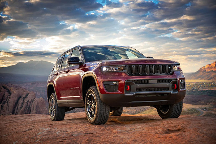 Ngoài ra, xe còn có cụm pin 17 kWh, giúp Jeep Grand Cherokee 2022 chạy được quãng đường 40 km mà không cần dùng đến động cơ xăng. Tại Mỹ, giá xe Jeep Grand Cherokee 2022 khởi điểm từ 37.390 USD và chạm đỉnh 66.660 USD (tương đương 1,5 tỷ đồng) cho bản cao cấp nhất. Cụ thể, ở phiên bản thấp nhất, Grand Cherokee Laredo có giá khởi điểm 37.390 USD (khoảng 847 triệu đồng).