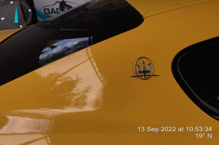 Phần đầu xe nổi bật với cản trước và lưới tản nhiệt đặc trưng của Maserati cùng hai hốc gió hai bên. Cụm đèn pha mang âm hưởng của dòng GranTurismo MC Sport Line. Đèn định vị ban ngày LED với thiết kế dọc giữa hai đèn pha. Logo ‘’Cây đinh ba’’ với hai đường sọc đỏ chạy ngang tạo điểm nhấn. Đèn hậu góc cạnh với đèn phanh bọc ngoài, bên trong là đèn lùi và xi-nhan.