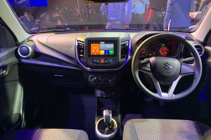 Suzuki Celerio 2022 sở hữu nội thất mới hoàn toàn và bổ sung thêm nhiều tính năng hơn so với mẫu xe cũ. Điểm nhấn của nội thất xe là màn hình cảm ứng trung tâm kích thước 7 inch sử dụng hệ thống thông tin giải trí Maruti Suzuki SmartPlay Studio. Suzuki Celerio 2022 có tông màu chủ đạo trong cabin là màu đen với một số chi tiết ốp giả nhôm trên vô lăng, hốc gió điều hòa và cụm điều khiển trung tâm.