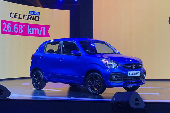 Qua những hình ảnh chụp tại cảng, có thể thấy Suzuki Celerio 2022 mới dành cho Philippines sở hữu thiết kế ngoại thất không khác gì xe ở Ấn Độ. Xe cũng có lưới tản nhiệt hình bầu dục mới, chia đôi bằng nẹp mạ crôm nằm ngang, kéo từ logo của hãng Suzuki đến đèn pha.
