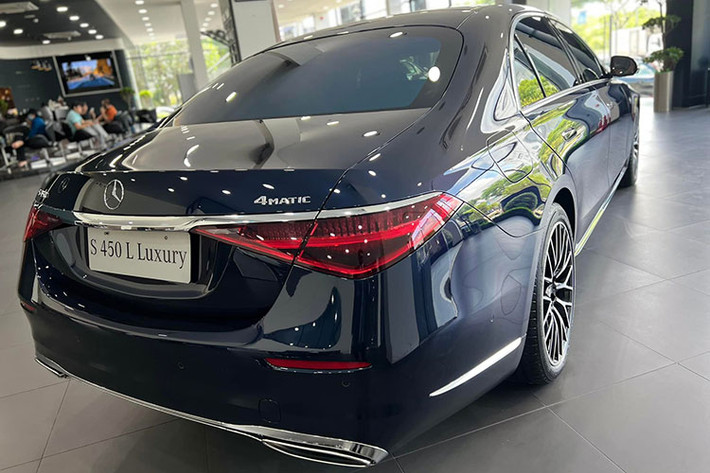 Công nghệ an toàn trên S 450 L phong phú nhờ gói Driving Assistance Package, gồm hỗ trợ giữ khoảng cách chủ động, hỗ trợ giữ làn đường chủ động, camera 360 độ, hỗ trợ đỗ xe chủ động, cảnh báo tiền va chạm, phanh thích ứng, cảnh báo điểm mù,...