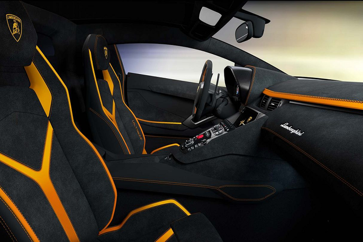 NFT đầu tiên trên thế giới của Lamborghini sẽ được đấu giá chung với chiếc siêu xe thực tế. Lamborghini, Krista Kim và Steve Aoki, những người dẫn đầu trong lĩnh vực của mình sẽ cùng nhau định hình chiếc xe, cũng như sự kết nối giữa thế giới thực và ảo. Buổi đấu giá trực tuyến sẽ được chủ trì bởi RM Sotheby’s, nhà đấu giá xe hơi hàng đầu thế giới.